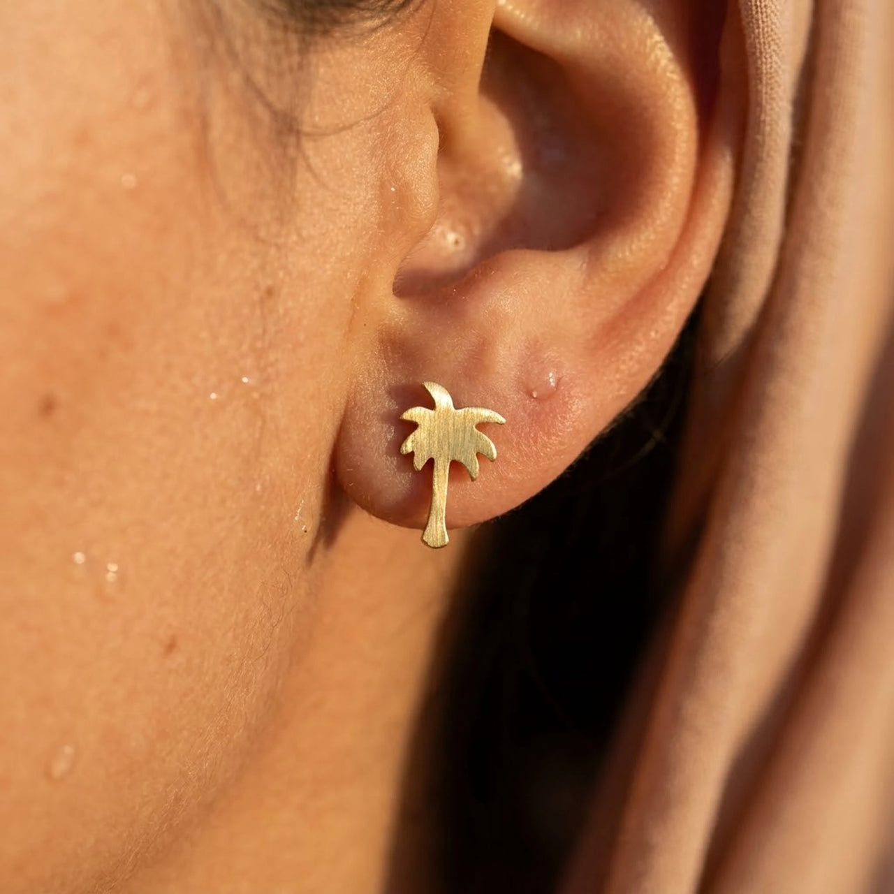 Palm tree earrings — close-up of the details, gold | SKU: 10287609-gold-color