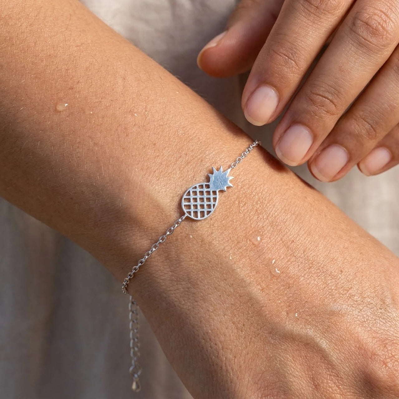 Pineapple bracelet — close-up of the details, silver | SKU: 9178613-white-gold